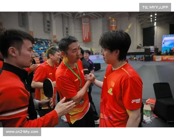 比赛结束后，选手与教练相拥庆祝胜利的瞬间