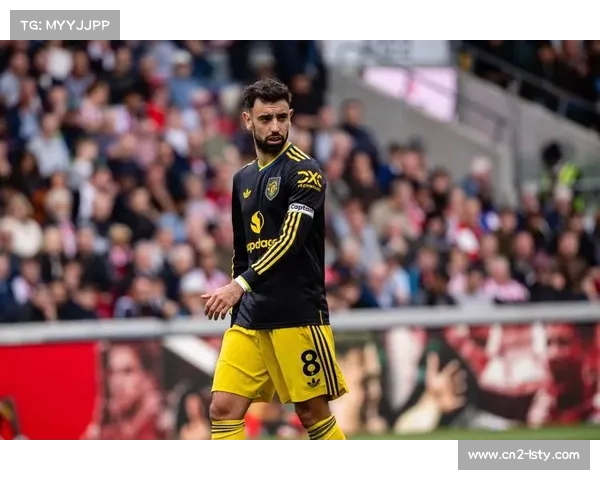 点球命中锁定胜局,B费庆祝时指向看台上的家人 点球命中锁定胜局,B费庆祝时指向看台上的家人